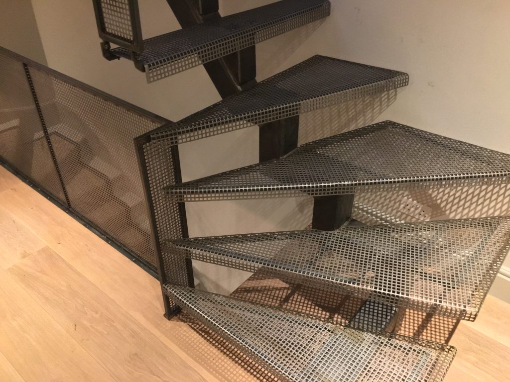 Mesh single stringer staircase